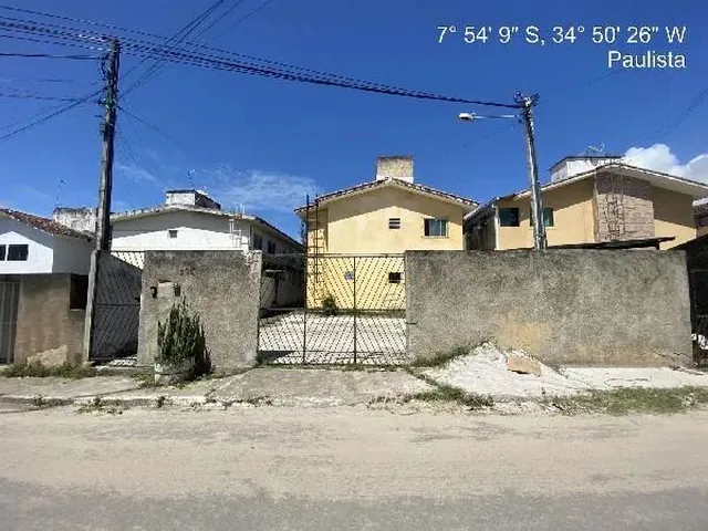 Imagem: A casa possui 3 Dormitórios, 1 Banheiro, 1 Vaga na