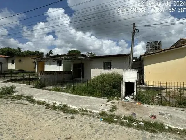 Imagem: A casa possui 3 Dormitórios, 1 Banheiro, 1 Vaga na