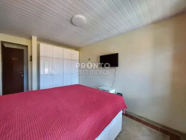 Imagem: A casa possui 4 Dormitórios, 4 Suítes, 1 Banheiro, 3