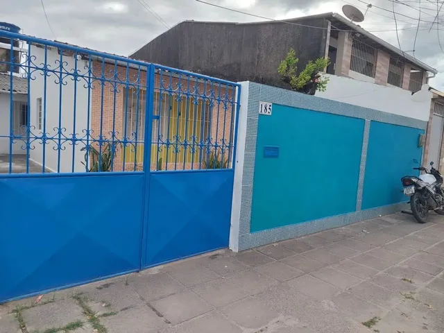 Imagem: A casa possui 3 Dormitórios, 2 Banheiros, 3 Vagas na