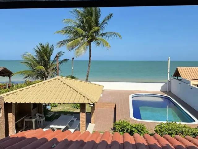Imagem: A casa possui 4 Dormitórios, 4 Banheiros, 5 Vagas na