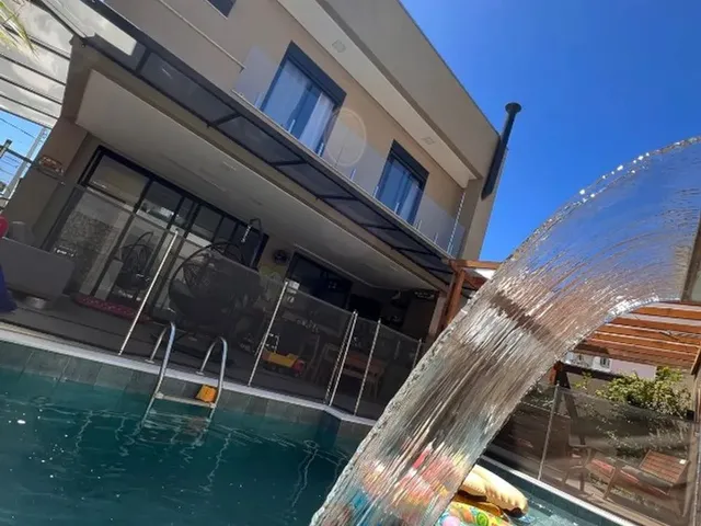 Imagem: A casa em condomínio possui 3 Dormitórios, 3 Suítes, 4
