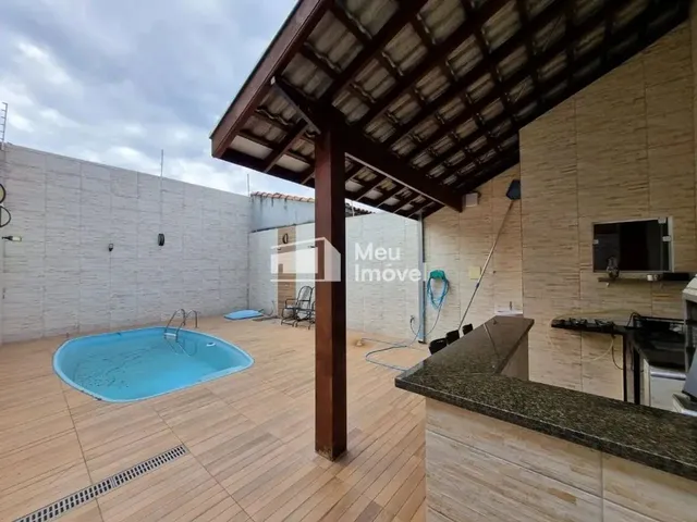 Imagem: A casa possui 3 Dormitórios, 1 Suíte, 2 Banheiros, 3