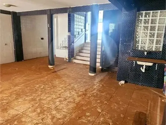 Imagem: A casa possui 1 Dormitório, 3 Banheiros, 300m² de Área e