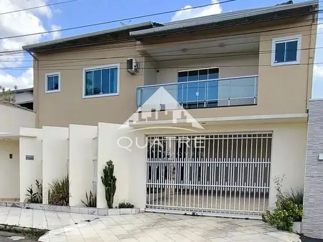 Imagem: A casa possui 4 Dormitórios, 2 Suítes, 3 Banheiros, 4