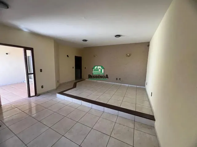 Imagem: A casa possui 2 Dormitórios, 1 Suíte, 1 Banheiro, 2 Vagas