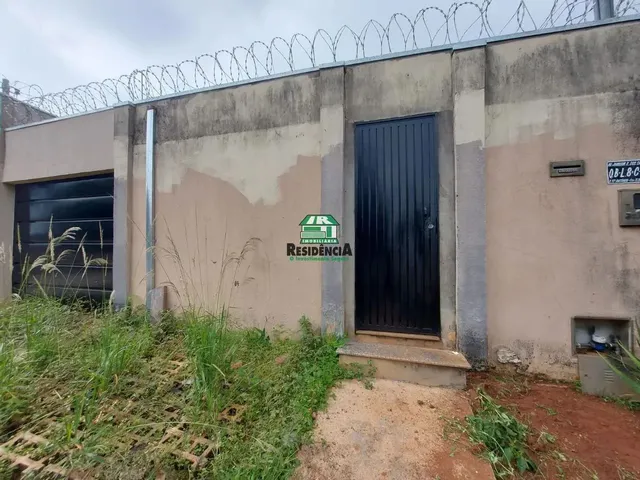 Imagem: A casa possui 3 Dormitórios, 1 Suíte, 2 Banheiros, 2
