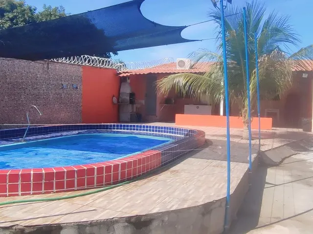 Imagem: A casa possui 4 Dormitórios, 3 Banheiros, 4 Vagas na