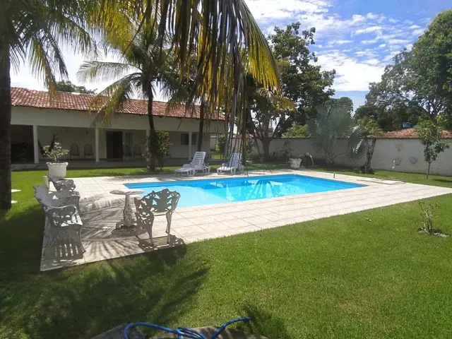 Imagem: A casa possui 4 Dormitórios, 1 Suíte, 2 Banheiros,