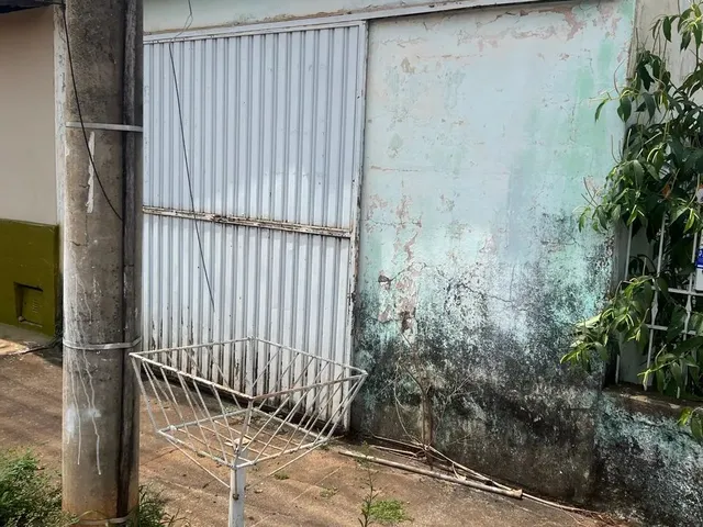 Imagem: A casa possui 3 Dormitórios, 1 Banheiro, 1 Vaga na