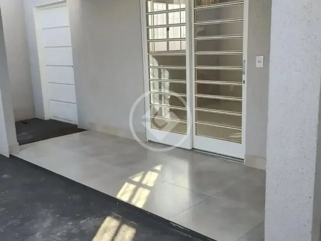 Imagem: A casa possui 3 Dormitórios, 1 Banheiro, 3 Vagas na