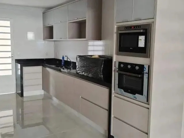 Imagem: A casa possui 3 Dormitórios, 1 Suíte, 1 Banheiro, 3 Vagas