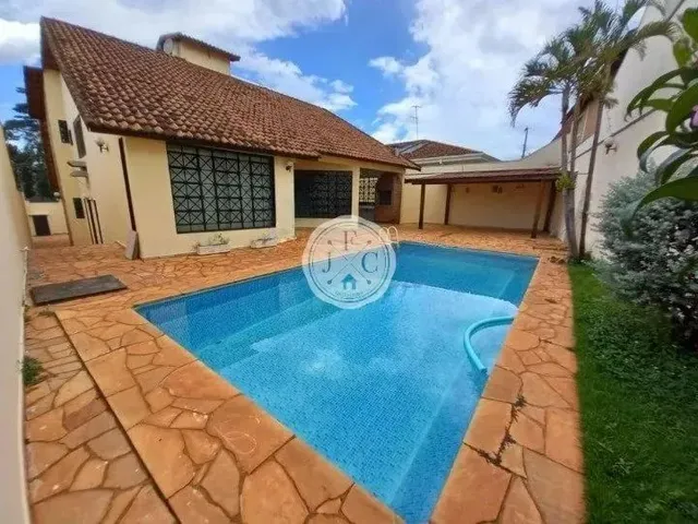 Imagem: A casa possui 4 Dormitórios, 2 Suítes, 5 Banheiros, 5
