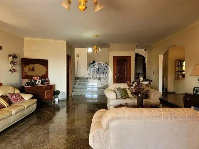 Imagem: A casa possui 4 Dormitórios, 3 Suítes, 5 Banheiros, 3