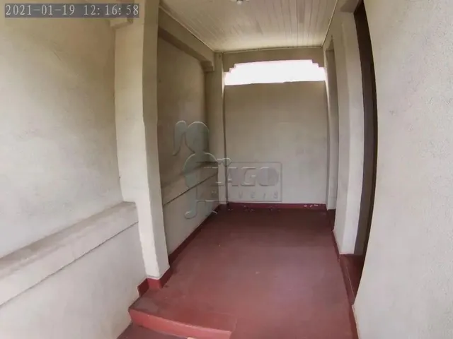 Imagem: A casa possui 3 Dormitórios, 2 Banheiros, 1 Vaga na