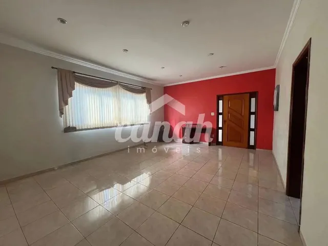 Imagem: A casa possui 4 Dormitórios, 1 Suíte, 3 Banheiros, 3