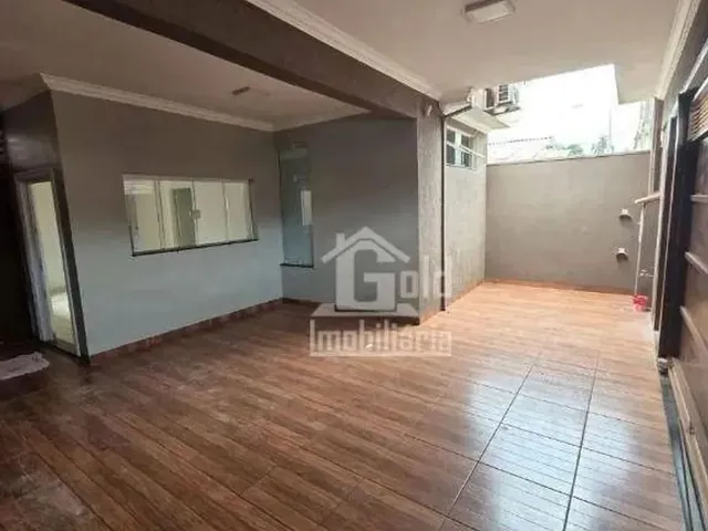 Imagem: A casa possui 4 Dormitórios, 1 Suíte, 2 Banheiros, 5