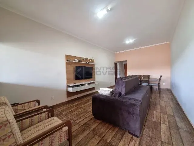 Imagem: A casa possui 4 Dormitórios, 1 Suíte, 3 Banheiros, 4