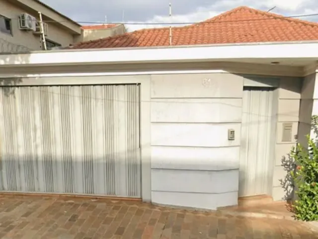 Imagem: A casa possui 4 Dormitórios, 5 Banheiros, 4 Vagas na