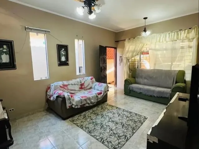 Imagem: A casa possui 2 Dormitórios, 1 Suíte, 1 Banheiro, 2 Vagas