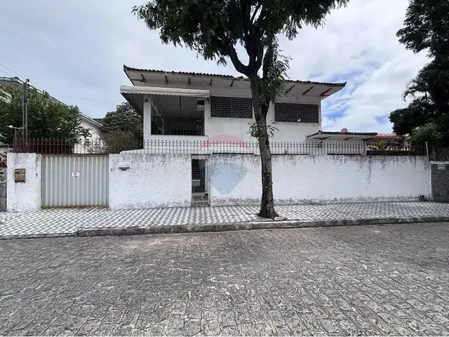 Imagem 1: Casa Ampla À Venda no Centro de Maceió, com 9 Quartos, Sendo 3 Suítes e 5 Vagas De