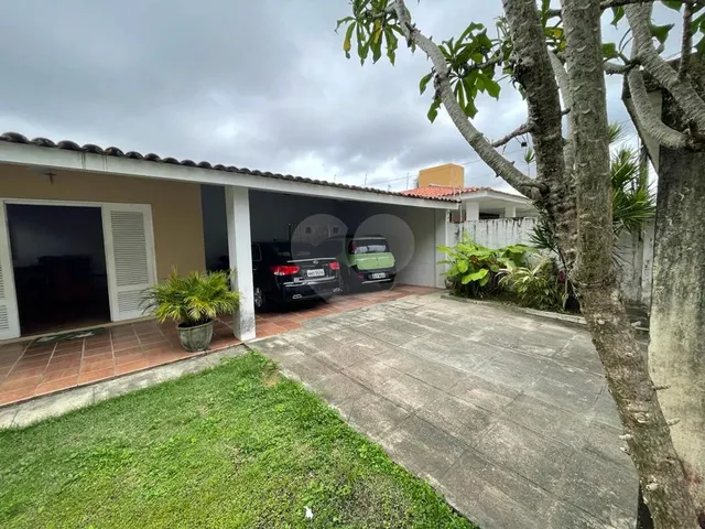 Imagem: A casa possui 4 Dormitórios, 4 Banheiros, 4 Vagas na