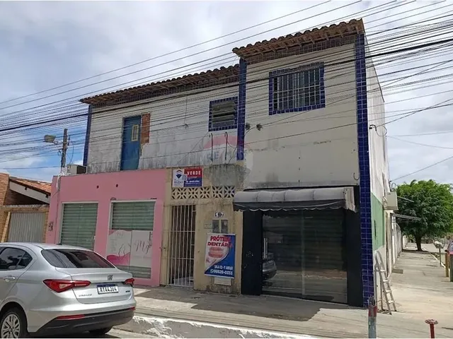 Imagem: A casa possui 5 Dormitórios, 3 Banheiros, 1 Vaga na