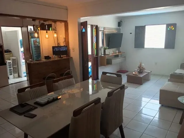 Imagem: A casa possui 3 Dormitórios, 2 Suítes, 3 Banheiros, 1