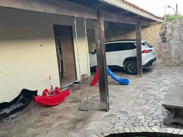Imagem: A casa possui 3 Dormitórios, 1 Suíte, 2 Banheiros, 3