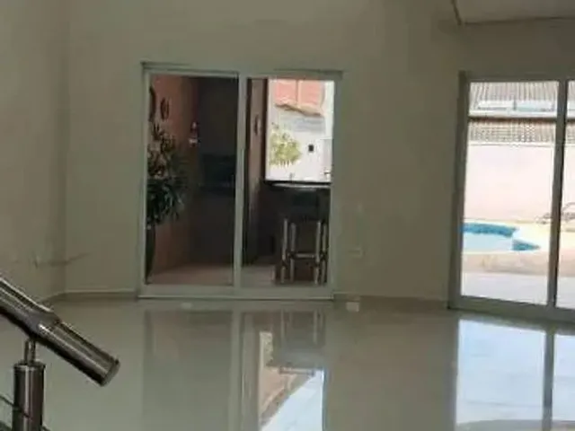 Imagem: A casa em condomínio possui 4 Dormitórios, 2 Suítes, 5