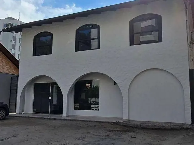 Imagem: O depósito possui 5 Vagas na garagem, 232m² de Área e