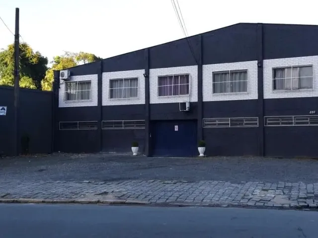 Imagem: O depósito possui 2 Vagas na garagem, 322m² de Área e