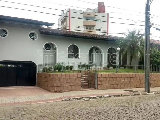 Imagem: O depósito possui 3 Dormitórios, 1 Suíte, 2 Vagas na