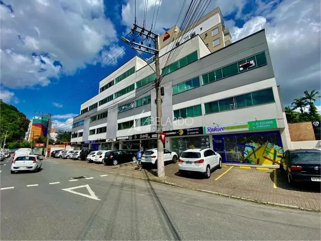 Imagem: O depósito possui 1 Banheiro, 1 Vaga na garagem, 95m² de