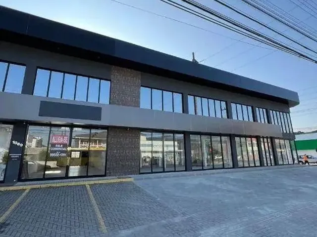 Imagem: O depósito possui 5 Vagas na garagem, 111m² de Área e