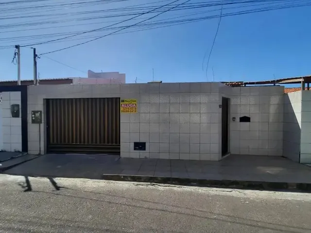 Imagem: Casa com Três Quartos para Locação, Situada