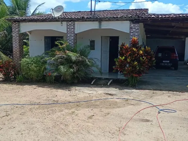 Imagem: A casa possui 3 Dormitórios, 2 Banheiros, 3 Vagas na