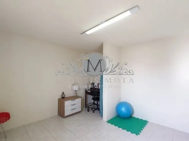 Imagem 4: Linda Casa Comercial com Terreno e Ótima Localização