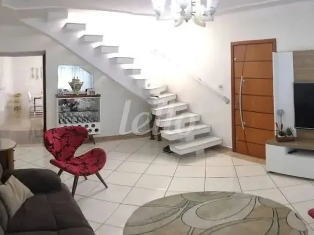 Imagem: A casa possui 3 Dormitórios, 2 Banheiros, 2 Vagas na