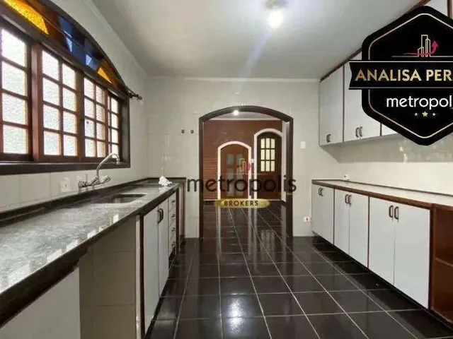 Imagem: A casa possui 3 Dormitórios, 2 Banheiros, 2 Vagas na