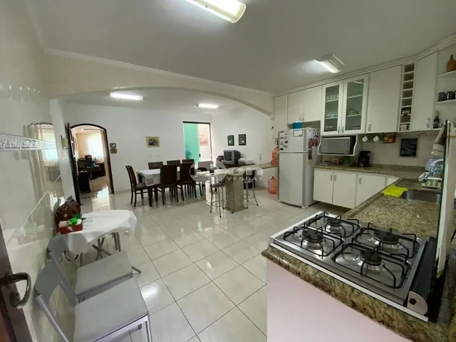 Imagem: A casa possui 3 Dormitórios, 1 Suíte, 5 Banheiros, 5