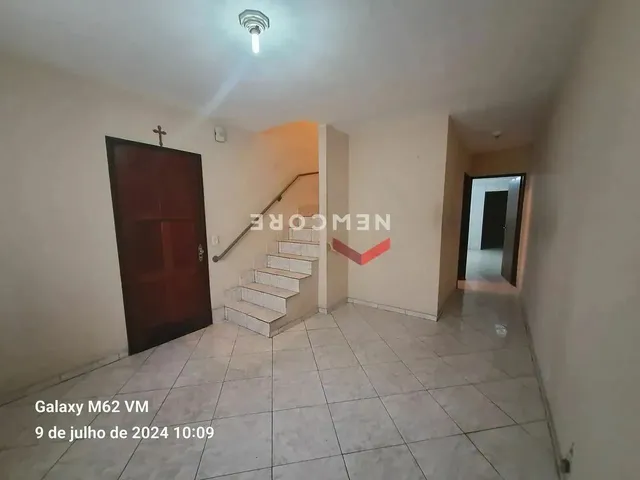 Imagem: A casa possui 5 Dormitórios, 3 Banheiros, 2 Vagas na