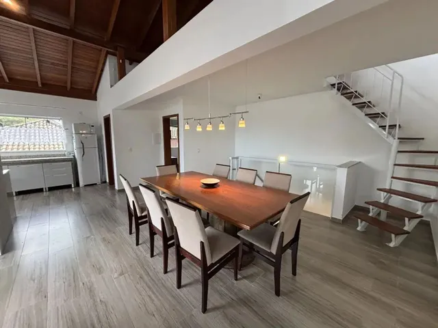 Imagem: Casa para Venda em Sambaqui com 4 Quartos