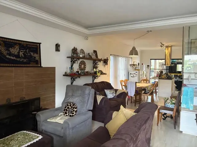 Imagem: Casa de Alto Padrão com 4 Suítes e Piscina