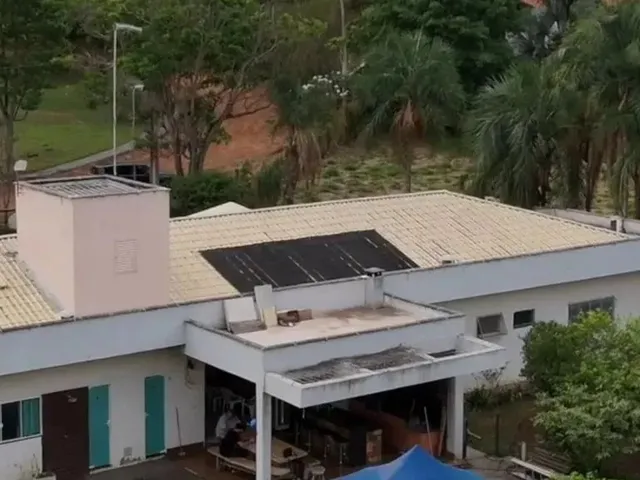 Imagem: A casa em condomínio possui 5 Dormitórios, 6 Suítes, 5 Banheiros