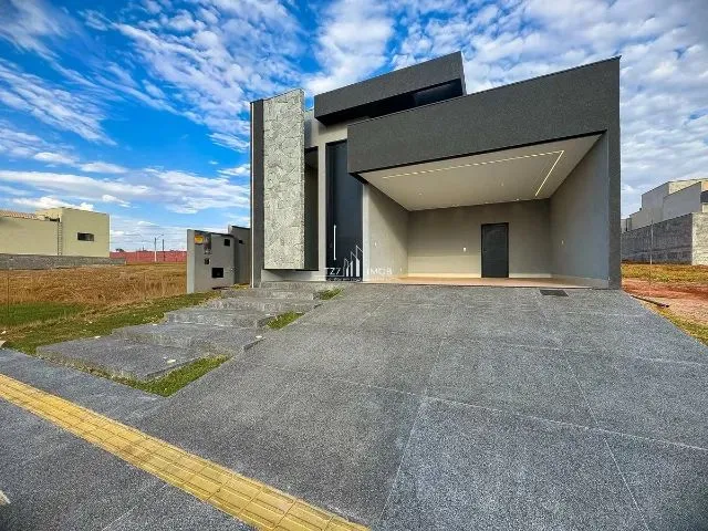 Imagem 2: Casa Térrea com 3 Suítes Plenas no Jardins Parma, Acabamento de Altíssimo Padrão