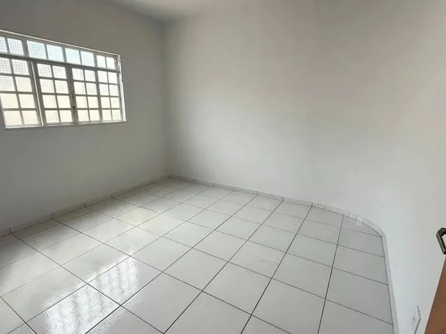 Imagem 5: Casa Ampla com Piscina e Churrasqueira Pronta para Morar e Financiar
