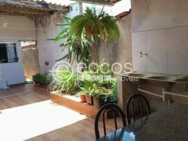 Imagem: Casa À Venda, 3 Quartos, 1 Vaga, Ouro Verde