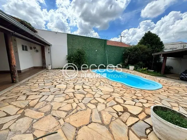 Imagem: Casa À Venda, 4 Quartos, 1 Suíte, 4 Vagas