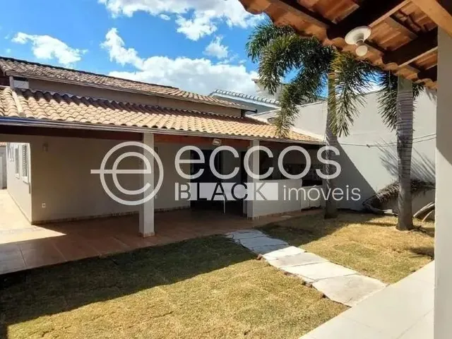 Imagem: Casa À Venda, 3 Quartos, 1 Suíte, 2 Vagas
